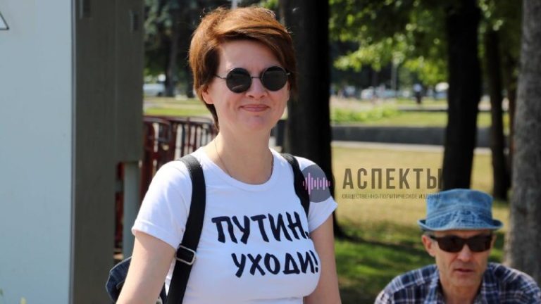 Journalist in a white T-shirt and sunglasses