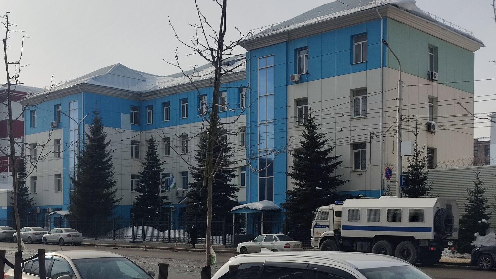 Здание Ленинского районного суда Уфы, у входа — автозак